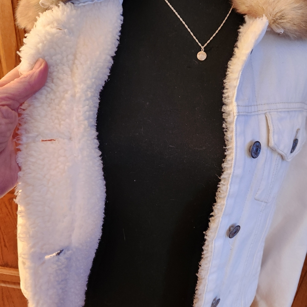 Abercrombie & Fitch white denim jacket with sherpa lining,,, NWOT - Picture 4 of 6